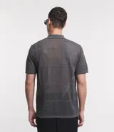 Camisa de punto gris con cuello inglés, mangas cortas, abotonadura frontal y textura geométrica.