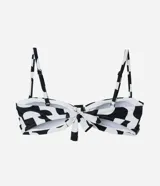 Top de bikini bandeau de microfibra con estampado bicolor, breteles ajustables y removibles, y adorno central.