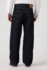 Pantalón de jean azul oscuro, corte amplio, con bolsillos delanteros y traseros.