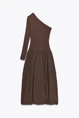 Vestido midi marrón de escote asimétrico con un hombro descubierto y una manga larga. La falda es amplia con bolsillos laterales y bajo tipo globo.