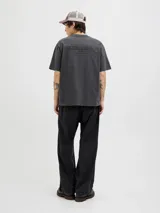 Camiseta gris oscuro de manga corta y cuello redondo con calce holgado y estampa pequeña en el pecho. Confeccionada en jersey simple peinado.