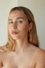 Par de aros tipo argolla gruesos de acero quirúrgico hipoalergénico color plateado.