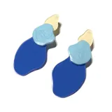 Aretes de resina con diseño contemporáneo en tonos azul y celeste.