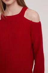 Sweater holgado rojo de punto, con un hombro al descubierto y manga larga.