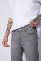 Pantalón de jean gris oscuro, de corte recto, con bolsillos delanteros y traseros.