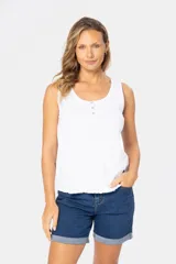 Musculosa blanca de tela rib con cuello redondo y tres botones a presión.