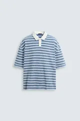Polo de hombre a rayas horizontales azules y blancas, con cuello clásico blanco y corte relaxed fit.