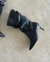 Bota plateada de caña alta con efecto arrugado y taco aguja.