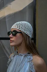 Lentes de sol negros con marco rectangular y lentes amarillas.