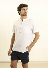 Camisa de manga corta color amarillo, con cuello mao y botones de coco.