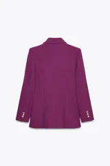Blazer negra entallada con cuello solapa, manga larga con hombreras, bolsillos delanteros con solapa y cierre frontal con botones dorados.