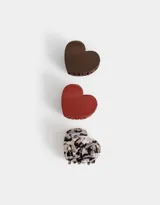 Set de tres broches para el pelo con forma de corazón. Incluye un broche marrón, uno rojo y uno con diseño carey.