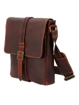 Maletín bandolera unisex color marrón, fabricado en cuero natural engrasado. Cuenta con cierre con broche, compartimento principal acolchado para dispositivo, bolsillo con cierre de cremallera y correa con almohadilla acolchada para hombro.