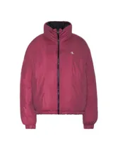 Campera reversible de poliéster impermeable color borgoña con logo Calvin Klein Jeans estampado en blanco. Un lado es liso y el otro tiene un diseño con monogramas.