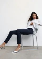 Pantalón negro de vestir, corte skinny, tiro medio, diseño crop, con bolsillos laterales y traseros de ribete.