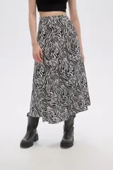Falda midi evasé con estampado animal print de cebra en blanco y negro.