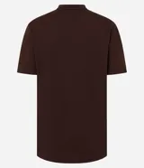 Remera de algodón color marrón oscuro con cuello redondo y manga corta. Presenta un estampado localizado con el texto "The Hamptons New York" y la ilustración de un conejo vestido de golfista.