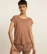 Remera de microfibra color marrón claro, de manga corta y escote redondo, con un corte holgado.