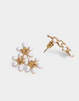 Aros colgantes cortos con forma de flores blancas y centro dorado con cierre de tope a presión.
