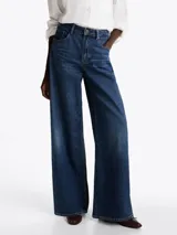 Pantalón de jean azul de pierna ancha y talle alto, con efecto desteñido y usado.
