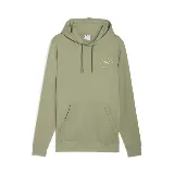 Buzo hoodie Puma Class Graphic color verde oliva, con capucha ajustable con cordón, bolsillo tipo canguro y logo Puma Athletics estampado en el pecho.