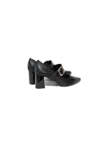 Zapato stiletto negro de cuero charol con tira sobre el empeine con textura grabada y hebilla dorada. Tacón bloque de 6,5 cm.