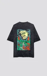 Remera negra con efecto nevado, de corte oversize y manga corta. Estampado en la espalda con diseño de la luna, faros, un lobo, un gato y una langosta.