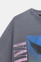 Camiseta de algodón gris oscuro con efecto lavado, corte oversize y manga corta. Presenta un estampado frontal con la ilustración del álbum "In Utero" de Nirvana, con la palabra "NIRVANA" en vertical a la izquierda y "IN UTERO" a la derecha.