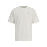 Remera blanca de algodón con cuello redondo y mangas cortas. Logo de New Balance estampado en el pecho.