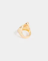 Anillo dorado con forma de corazón.