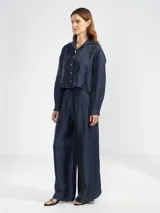 Pantalón de lino italiano con hilo metalizado color azul marino, de corte recto y talle medio, con cintura elástica en la parte posterior y bolsillos delanteros.