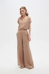 Pantalón ancho color beige, de viscosa y calce alto.
