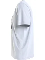 Remera blanca de algodón con cuello redondo y mangas cortas. Estampado rectangular en el frente con diseño abstracto en blanco y negro. Logo de Calvin Klein en el pecho y en la parte inferior del estampado.