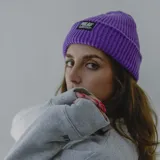 Gorro de lana blanco con etiqueta negra con el logo de la marca Pulau.