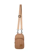 Bandolera color marrón claro con correa regulable y desmontable. Tiene doble compartimento con cierre, uno principal y un bolsillo frontal.