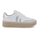 Championes urbanos blancos con detalles plateados y suela beige.