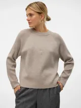 Sweater de punto color beige, con cuello redondo y mangas largas.