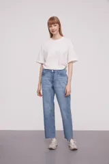 Pantalón de jean azul claro, de corte holgado y recto.