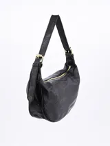 Cartera tipo hobo de cuero sintético negro con cierre superior y herrajes dorados.