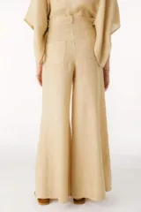 Pantalón de lino color beige, de corte palazzo y tiro alto.