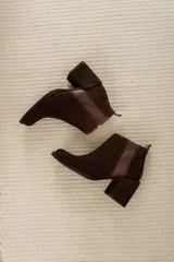 Botas cortas de cuero marrón con elástico lateral y tacón ancho.