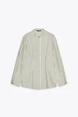 Camisa de manga larga con cuello mao y estampado a rayas verticales en tonos verde oliva y blanco. Cierre frontal con botones ocultos.