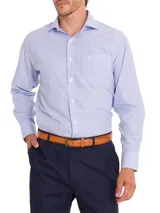 Camisa de vestir a rayas verticales celestes y blancas, de corte regular, con cuello italiano, manga larga y bolsillo en el pecho con logo bordado.