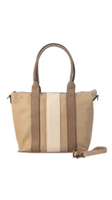 Cartera de mano color beige con divisiones y detalles en marrón y blanco. Tiene correa corta, correa larga ajustable, bolsillo trasero y bolsillos internos.