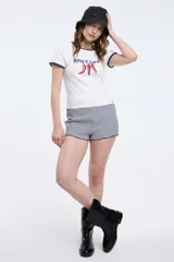 Short a rayas horizontales azules y blancas con ribete negro.