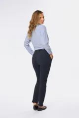Pantalón skinny color gris topo de gabardina elastizada, con bolsillos delanteros y traseros, y pasacintos.