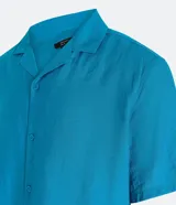 Camisa de hombre color verde claro, corte slim, de manga corta y cuello inglés. Confeccionada en viscosa texturizada.