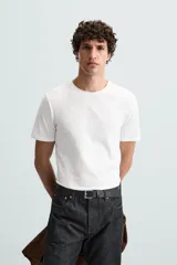 Camiseta marrón de corte slim fit, confeccionada en tejido de algodón con elasticidad, cuello redondo y manga corta.