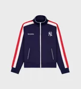 Campera deportiva azul marino con cierre frontal, cuello alto y puños acanalados. Presenta el logo de los Yankees bordado en blanco en el pecho y detalle de tres rayas rojas y blancas en las mangas.