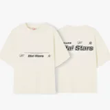 Remera color crema de corte recto y mangas cortas, con estampados en negro en el frente y la espalda.